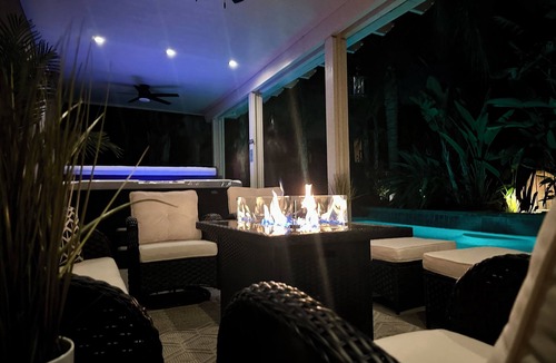 Lake Elsinore House | Kimberlys Amazing Palm Resort Salt Water Pool New 14 person Spa & Fire Table!