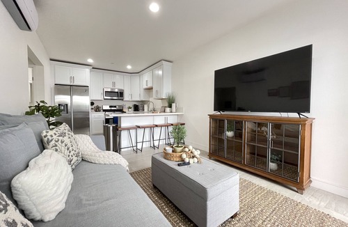 Santa Ana Apartment | ★King★5min→DTSA★Parking★65” Smart TV★Self Check-In