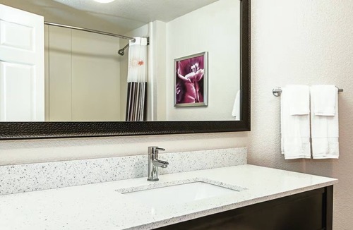 Guasti Hotel | King Bed Executive Room at La Quinta Inn & Suites by Wyndham Ontario Airport