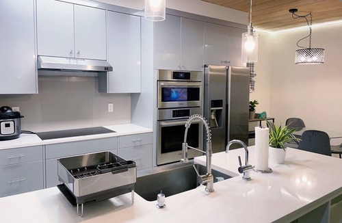 Fremont Condo | King Bed, In-Unit W/D, Carport, Balcony, Netflix