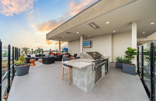 Bankers Hill Apartment | King Bed & Rooftop Views Prime Bankers Hill near Balboa Park