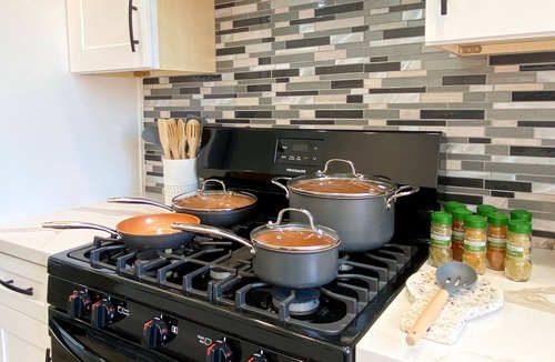 Encino House | King Bed. Washer/Dryer. Newly Remodeled. Fire Pit. Central Location. 3 TVs