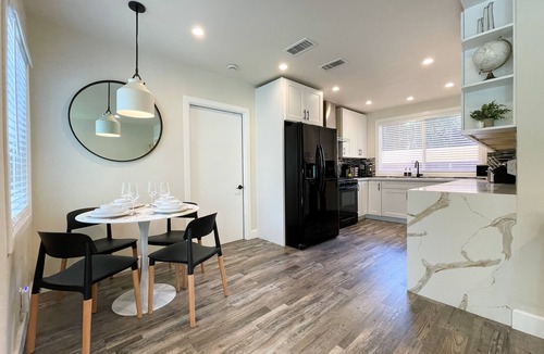 Encino House | King Bed. Washer/Dryer. Newly Remodeled. Fire Pit. Central Location. 3 TVs