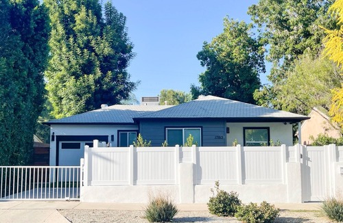 Encino House | King Bed. Washer/Dryer. Newly Remodeled. Fire Pit. Central Location. 3 TVs