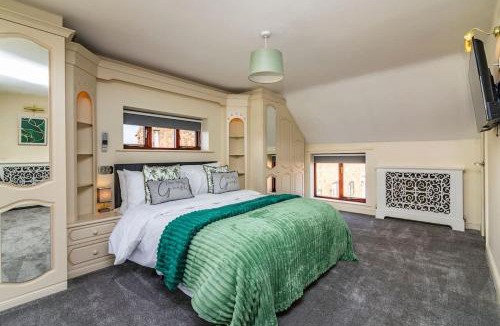 Bunny House | King Beds Hot Tub Games Room BBQ