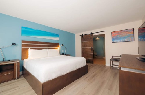Harbor Hotel | King Deluxe Patio, The Cove Hotel | Heated Pool and Wave Lounge