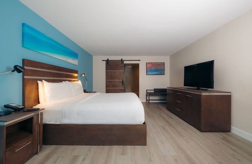 Harbor Hotel | King Deluxe Patio, The Cove Hotel | Heated Pool and Wave Lounge