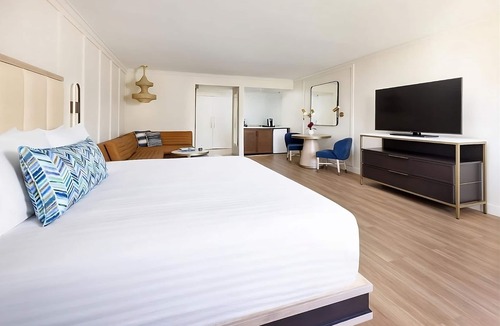 Calabasas Hotel | King Premium, The Anza A Calabasas Hotel, Pool, Steps from Lake Calabasas Park