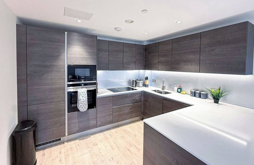 St. Pancras and Somers Town Apartment | King's Cross 3BDR Apt w/2 Balconies, Workspace & Wi-Fi near St Pancras & Camden