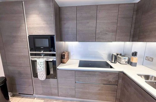 St. Pancras and Somers Town Apartment | King's Cross 3BDR Apt w/2 Balconies, Workspace & Wi-Fi near St Pancras & Camden