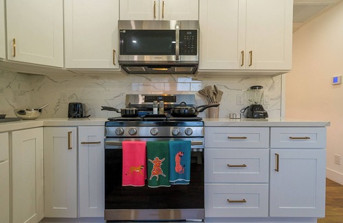 Whittier Apartment | King size bed close to Dineyland!