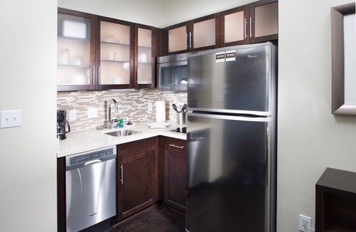 Corona Apartment | King Suite. Free Breakfast. Pool & Hot Tub. Gym. Close to Amazon!