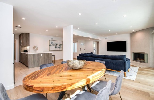 Encino House | King Suite/Free Heated Pool/BBQ/Newly Renovated