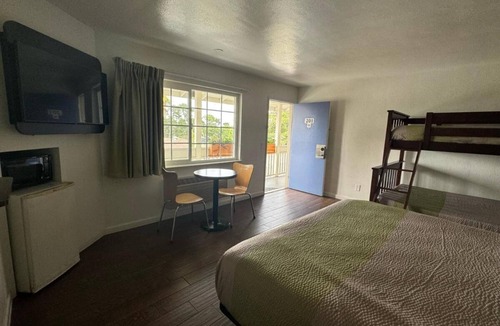 Munras Avenue Hotel | King With BunkBeds Near Downtown Monterey