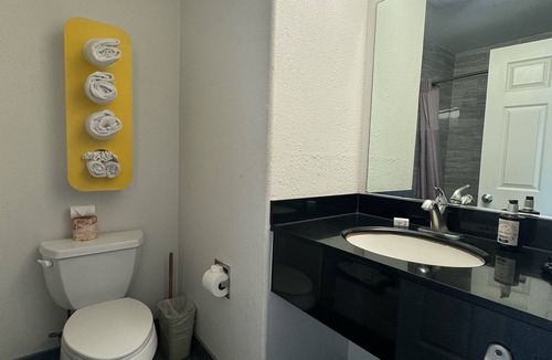 Munras Avenue Hotel | King With BunkBeds Near Downtown Monterey