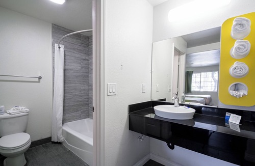 Munras Avenue Hotel | King With BunkBeds Near Downtown Monterey