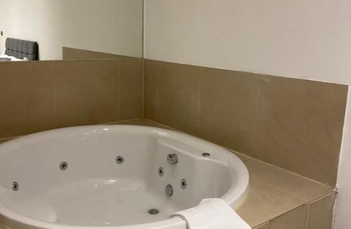 Parsons Green and Walham Apartment | Kings Road Apartment with en-suite Spa Bath