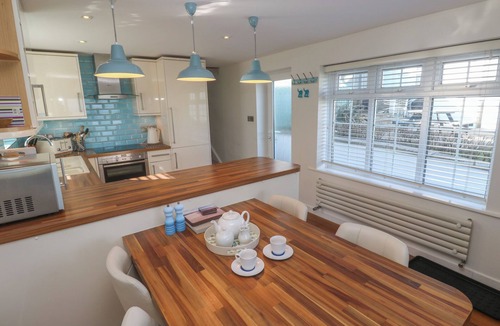 Newquay Cottage | KITTIWAKE, pet friendly, with a garden in Crantock