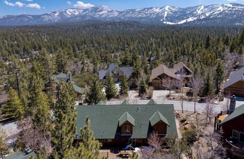 Castle Glen Estates Apartment | Knotty Pine Cabin, 5 min to Lake and Ski, in serene Big Bear Lake with WiFi.