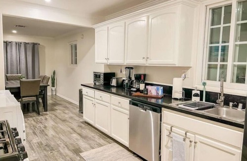 Sun Valley House | L.A. Beauty: Inviting Home near Burbank/Hollywood