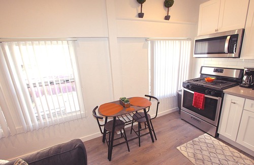 Belmont Shore Apartment | L@K 2 minute walk to the BEACH and the party street called 2nd Street!