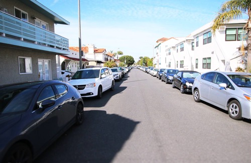 Belmont Shore Apartment | L@K 2 minute walk to the BEACH and the party street called 2nd Street!