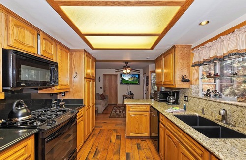 Whispering Forest Cabin | La Casa Bella by Destination Big Bear : Pool Table! Pinball! Hot Tub! Propane BBQ! Log Furnishings! WiFi!