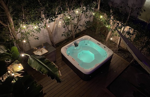 Tarzana House | LA Dream Gem! Beautiful home with Spa and EV charger for Tesla
