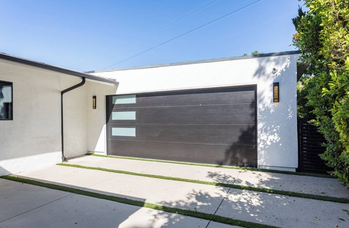 Studio City House | LA Hills Modern Pool Home w Movie Theater & View