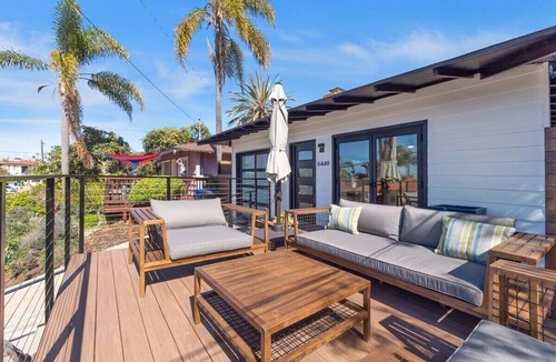Beach Barber Tract House | La Jolla Coastal Haven: Charming Home by Windansea