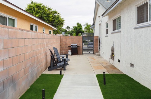 Reseda Apartment | La living bungalow with patio.