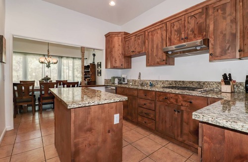 Summit Estates Cabin | La Maison by Destination Big Bear : Walk to Snow Summit! Pool Table! Hot Tub! Fireplace! Cable TV! BBQ! Wet Bar!