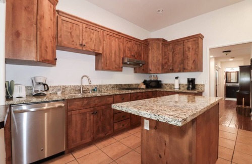 Summit Estates Cabin | La Maison by Destination Big Bear : Walk to Snow Summit! Pool Table! Hot Tub! Fireplace! Cable TV! BBQ! Wet Bar!