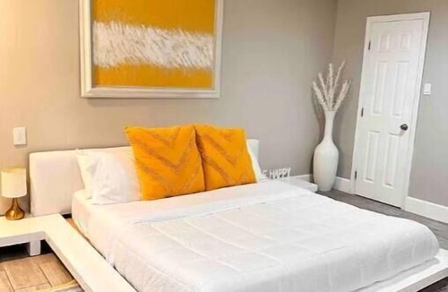West Athens House | LA Modern Guesthouse/Near LAX/SoFi/Free Parkingnn