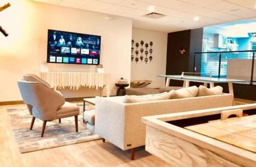 Rampart Village Apartment | LA Studio with Pool, Balcony and Private parking