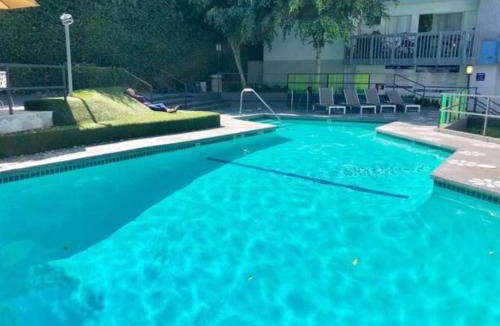 Rampart Village Apartment | LA Studio with Pool, Balcony and Private parking