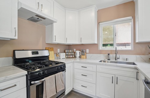 Hawthorne House | La Tierra House · 15 Min to Beach · Movie Lounge