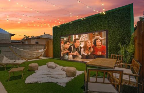 Hawthorne Apartment | La Tierra House 15 Min to Beach Movie Lounge