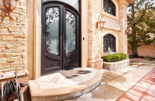 Calabasas Villa | LA Villa Lake View Home
