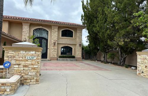 Calabasas Villa | LA Villa Lake View Home