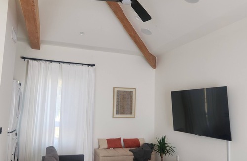 Ladera Heights Apartment | Ladera Heights Retreat, close to LAX, SOFI and the beach, centrally located.