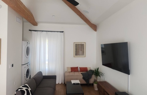 Ladera Heights Apartment | Ladera Heights Retreat, close to LAX, SOFI and the beach, centrally located.