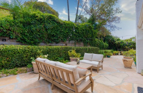 Western Malibu House | LAID BACK LIFESTYLE OF MALIBU - WALK TO THE BEACH!