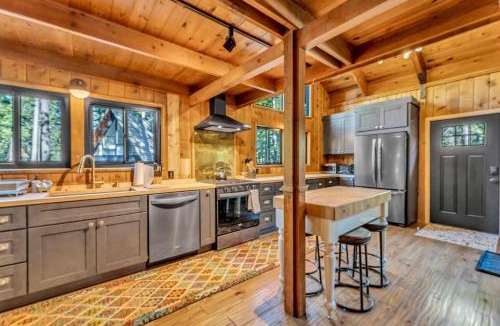 Chamberlands House | Laid-Back Tahoe Stay Walk to Lake & EV Charger