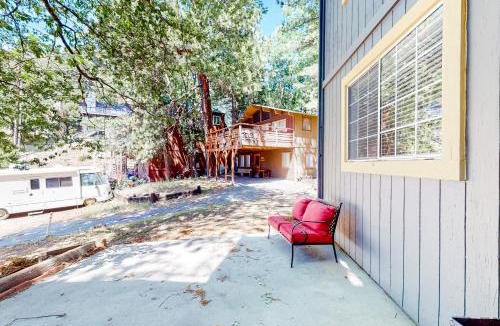 Crestline House | Lake Gregory Escape