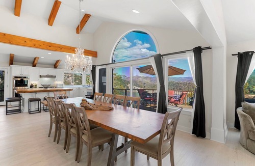 Cedar Glen House | Lake & Mountain VIEWS, Fishing, Big GAME ROOM & Jacuzzi