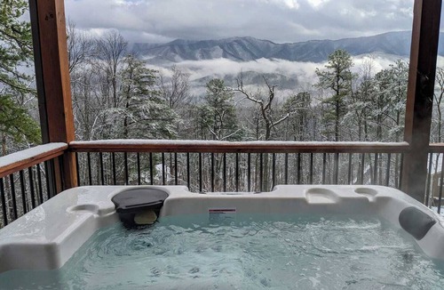 Cedar Glen House | Lake & Mountain VIEWS, Fishing, Big GAME ROOM & Jacuzzi
