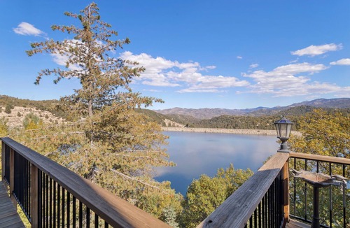 Cedar Glen House | Lake & Mountain VIEWS, Fishing, Big GAME ROOM & Jacuzzi