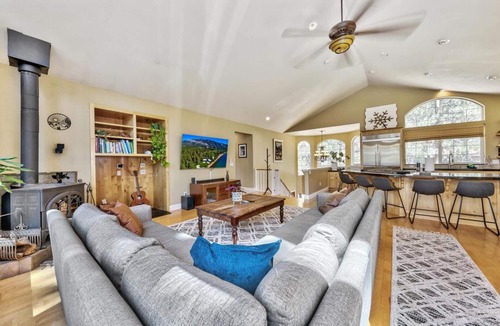 Tahoe Paradise Cabin | Lake Tahoe Ski Base Camp: National Forest Land, Hot Tub, Pool Table, Pet Friendly