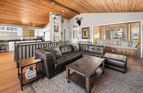 Boulder Bay Cabin | LAKEFRONT - Boat Dock! HOT TUB! Close to Slopes, BEAUTIFUL!
